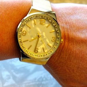 Ding Feng pearl face diamond framed watch.